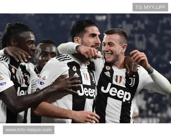 终场哨响，尤文图斯球员低头离场，伊斯坦布尔之夜成噩梦